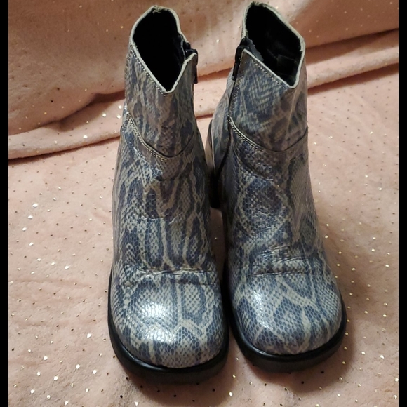 Boots - Picture 7 of 9